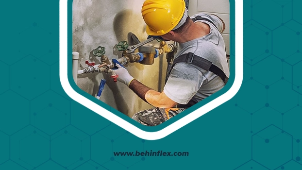 نشانه‌های نشتی لوله شامل ترک یا شوره دیوار، لق شدن کفپوش، افزایش مصرف آب، زنگ‌زدگی لوله و استفاده از دستگاه تشخیص است.